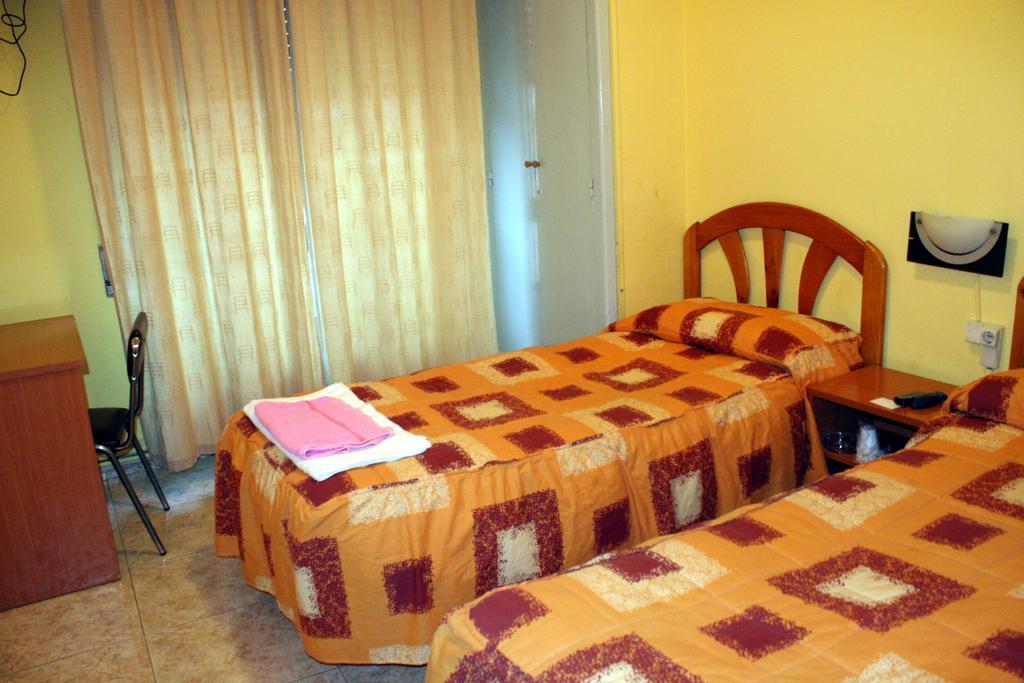 Pension Fonda Suiza Reus Quarto foto